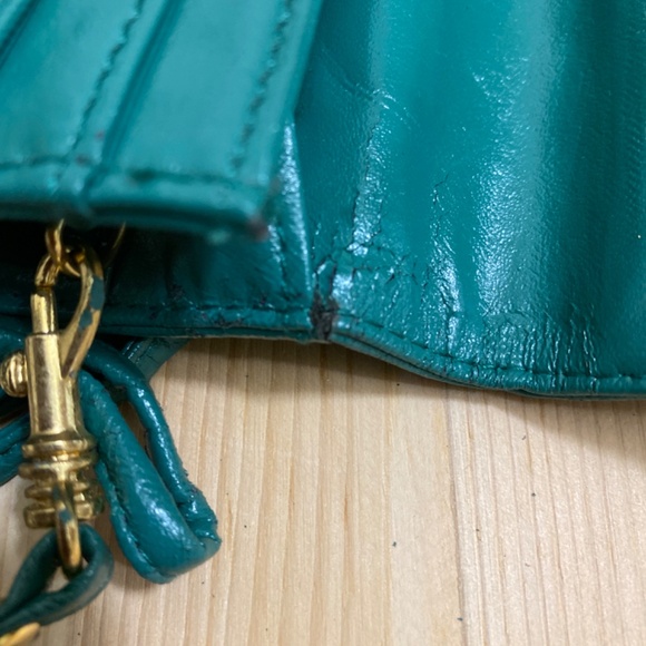 NWT  Leather Purse with Mirror and Inside Zipped Compartments, Key chain Holder - Picture 9 of 9